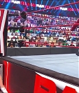 WWE_Monday_Night_Raw_2020_11_16_720p_HDTV_x264-NWCHD_mp4_004940500.jpg