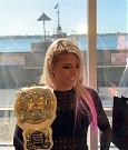 WWE_Network_Kommentator_Calvin_Knie_wollte_Disney-Fan_Alexa_Bliss_eine_Freude_097.jpg